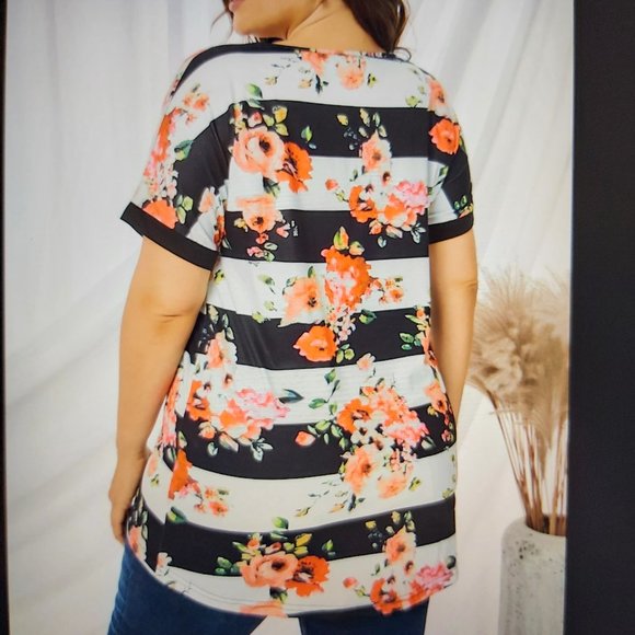 067. Stripe Plus Size Striped Floral Short Sleeve Top  Size 3X - Picture 4 of 6
